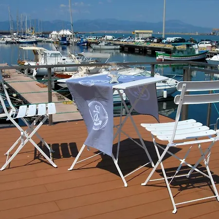 House Boat Luxury Botel