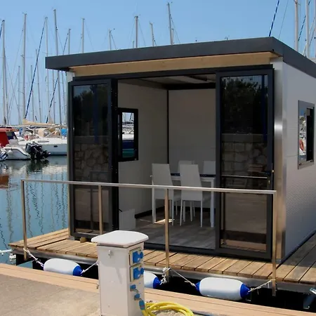 House Boat Luxury Botel