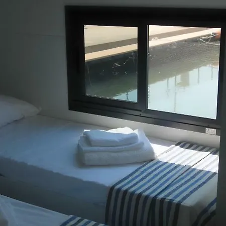 House Boat Luxury Botel